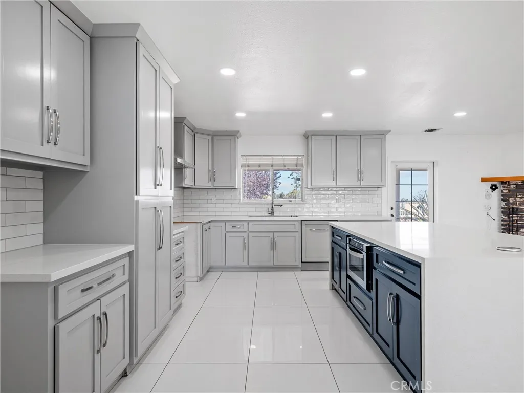 10660 Ranchero, Oak Hills, California 92344 home-pic-19